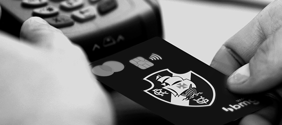 Cartão de crédito sem taxas da conta digital do Vasco Bmg sendo inserido em uma máquina de pagamento